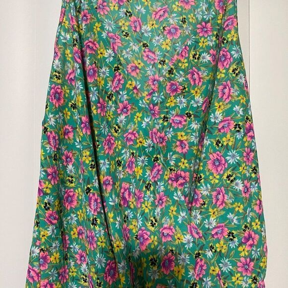Lush v-neck floral sleeveless low/high style summer top - Picture 2 of 4